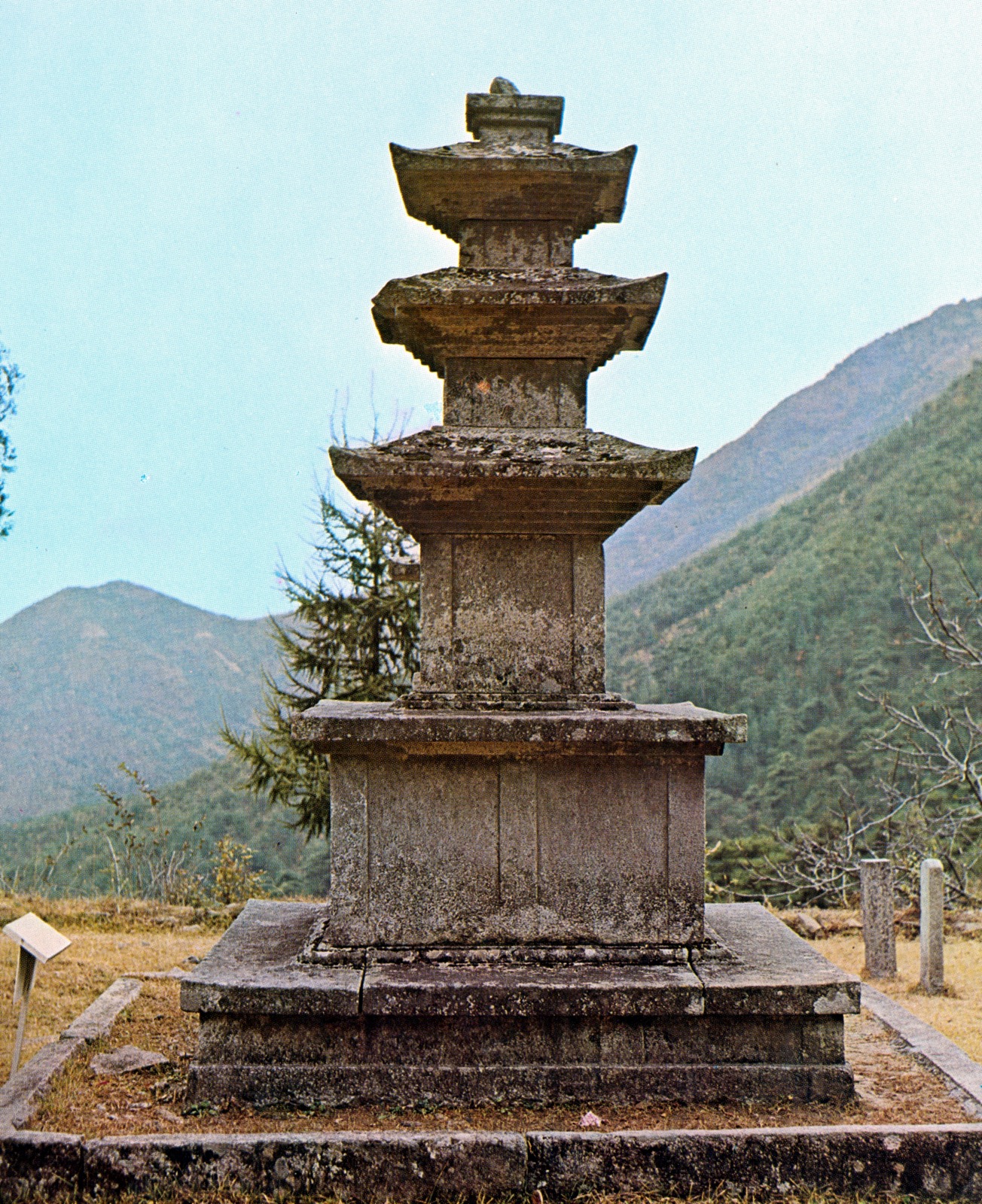 합천 청량사 삼층석탑 — 최치원이 머물렀다고 전하는 합천 청량사. 퍼블릭 도메인 · Wikimedia Commons