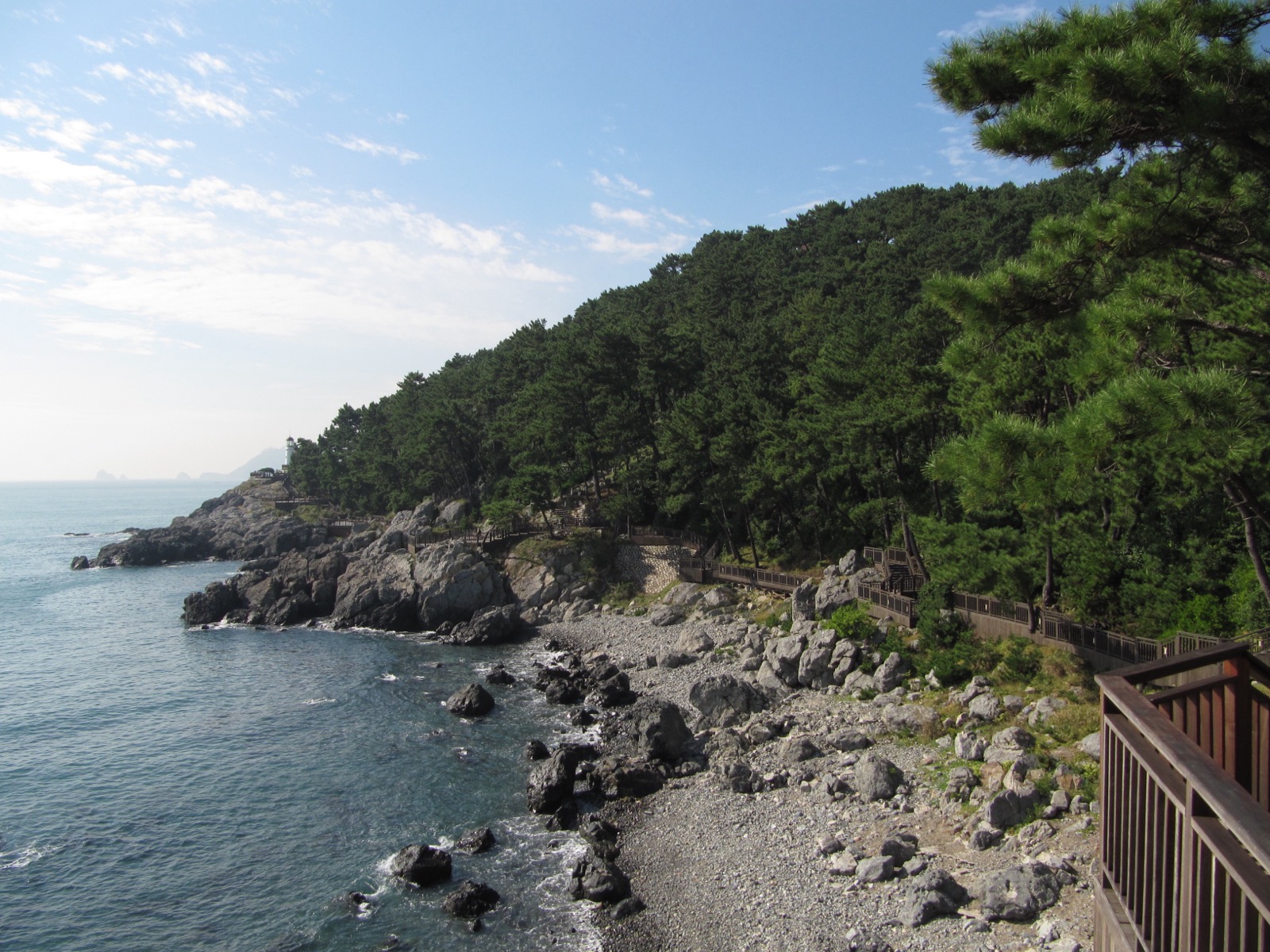 부산 해운대 동백섬 — 최치원의 호 해운(海雲)에서 해운대의 이름이 비롯되었다고 전합니다. CC BY-SA 3.0 · Michiel1972 · Wikimedia Commons