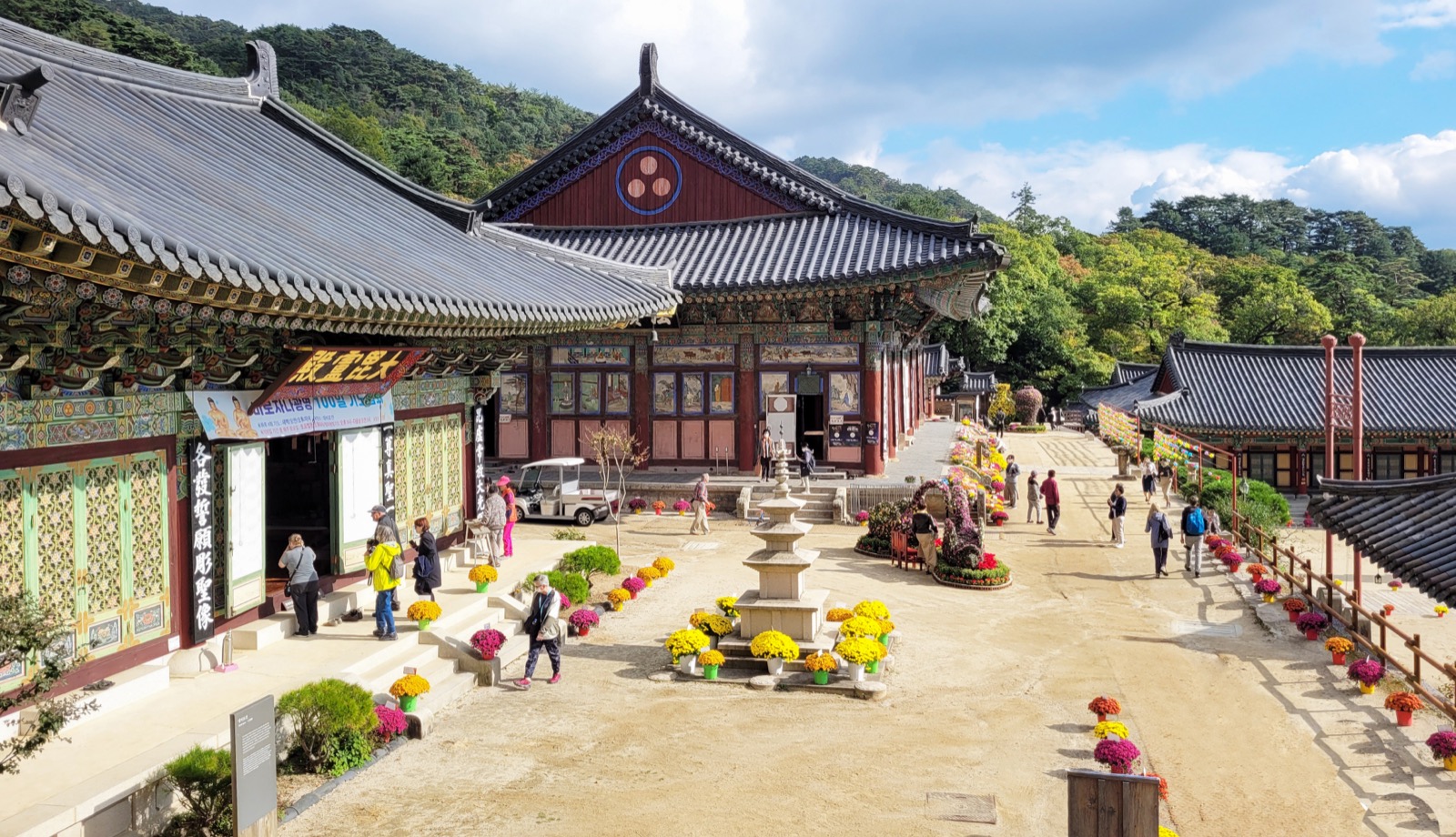 합천 가야산 해인사 — 최치원이 만년에 은거했다고 전하는 곳. CC0 · Bernard Gagnon · Wikimedia Commons