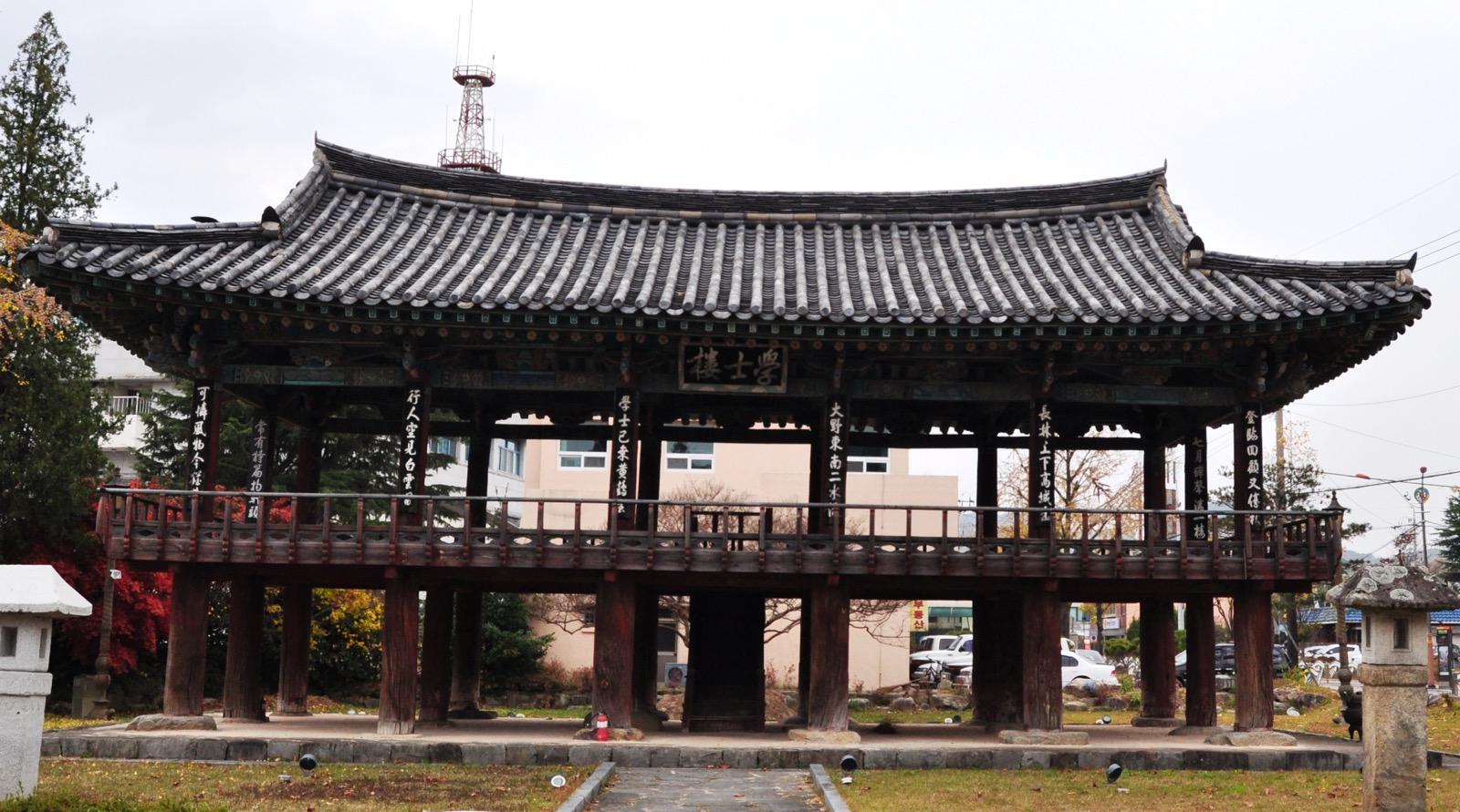 함양 학사루 — 최치원이 올라 시를 지었다는 누각에서 이름이 비롯되었다고 전합니다. CC BY-SA 3.0 · HappyMidnight · Wikimedia Commons