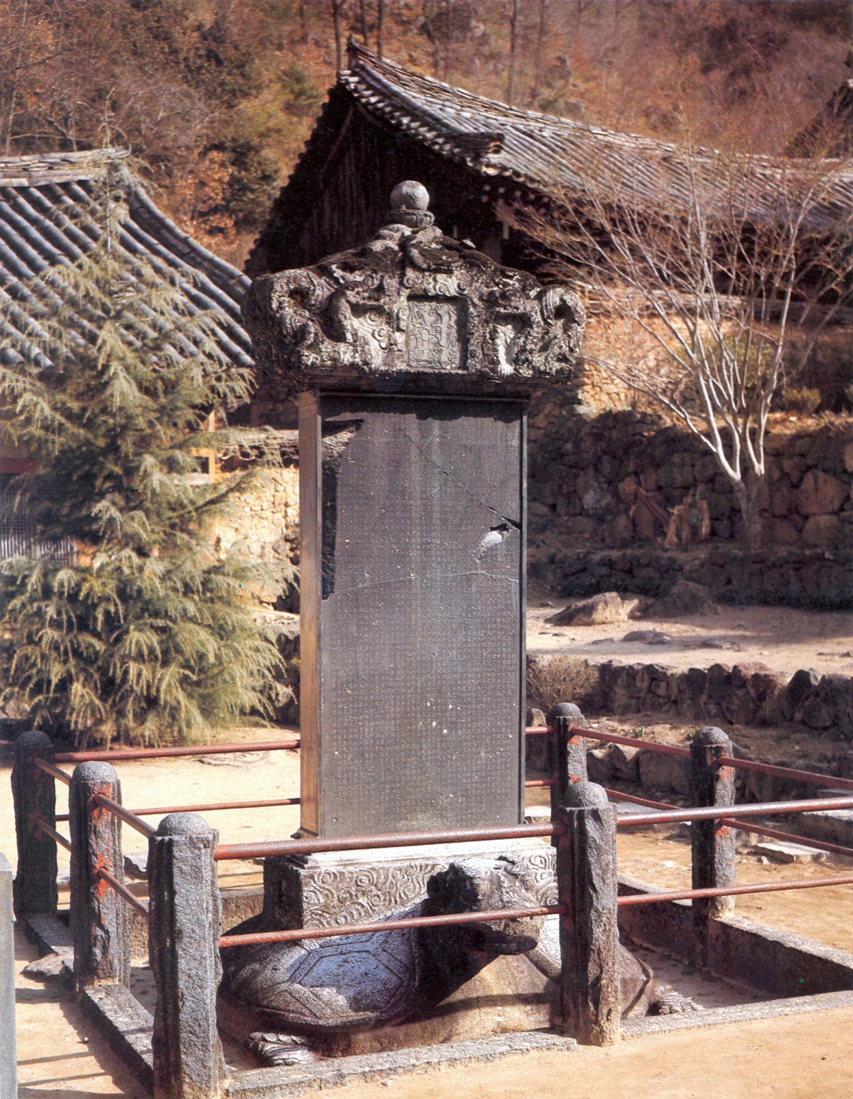 하동 쌍계사 진감선사탑비(국보 제47호) — 최치원이 글을 지은 사산비명의 하나. 퍼블릭 도메인 · Wikimedia Commons