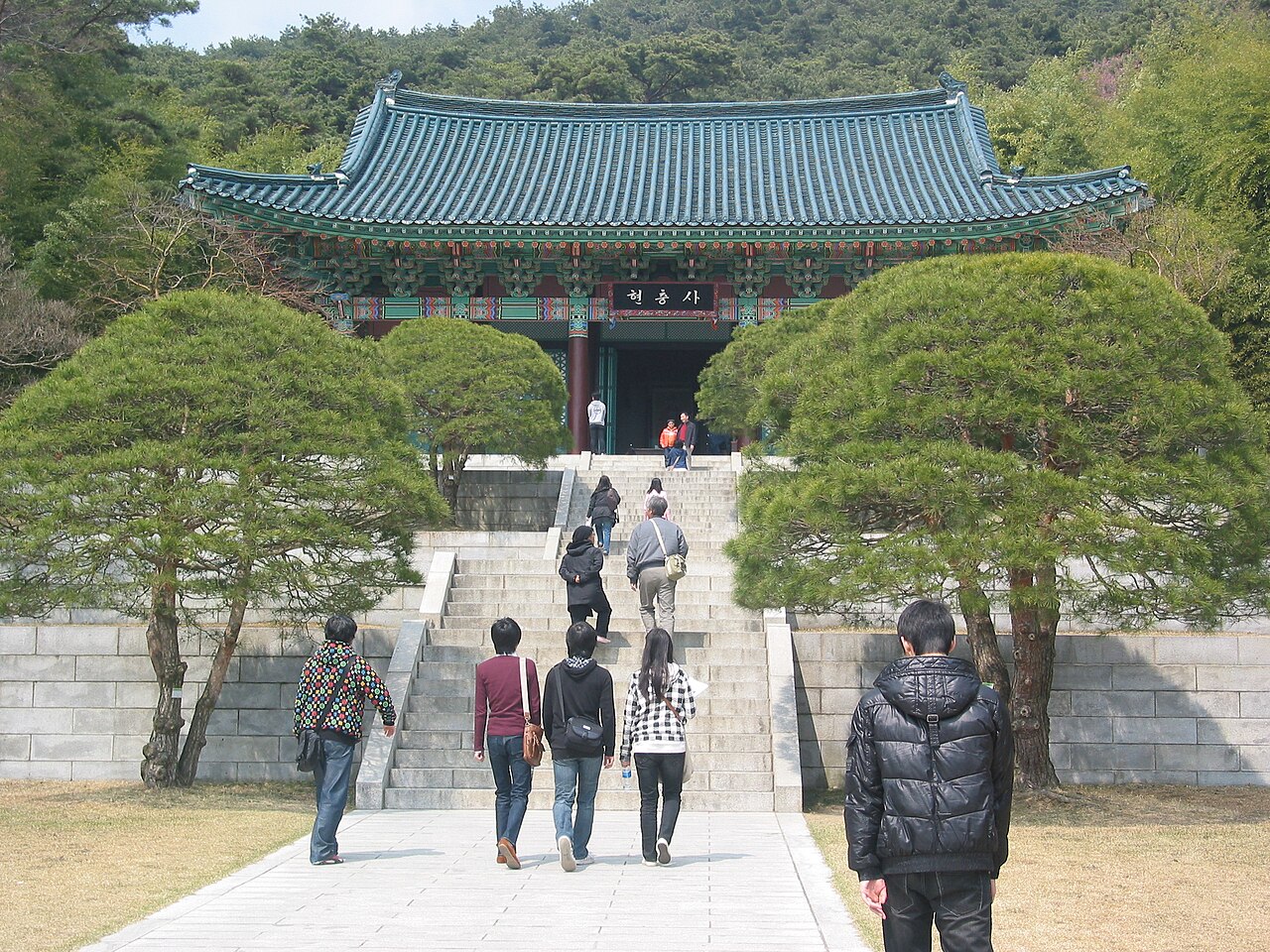 아산 현충사(顯忠祠) 본전 · CC BY-SA 2.0 · Joongi Kim · Wikimedia Commons