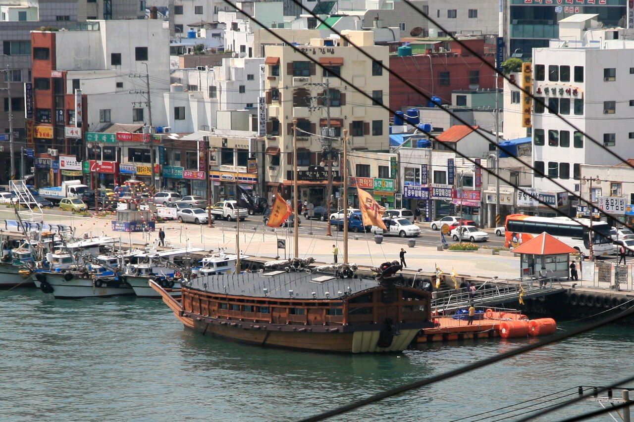 통영항의 거북선 복원 모형 · CC BY-SA 3.0 · Junho Jung · Wikimedia Commons (실물 도면이 남아있지 않아 후대 고증을 바탕으로 한 복원)